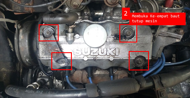 Membuka baut tutup mesin