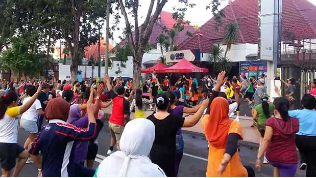 Senam pagi di Taman Bungkul Surabaya tiap hari minggu